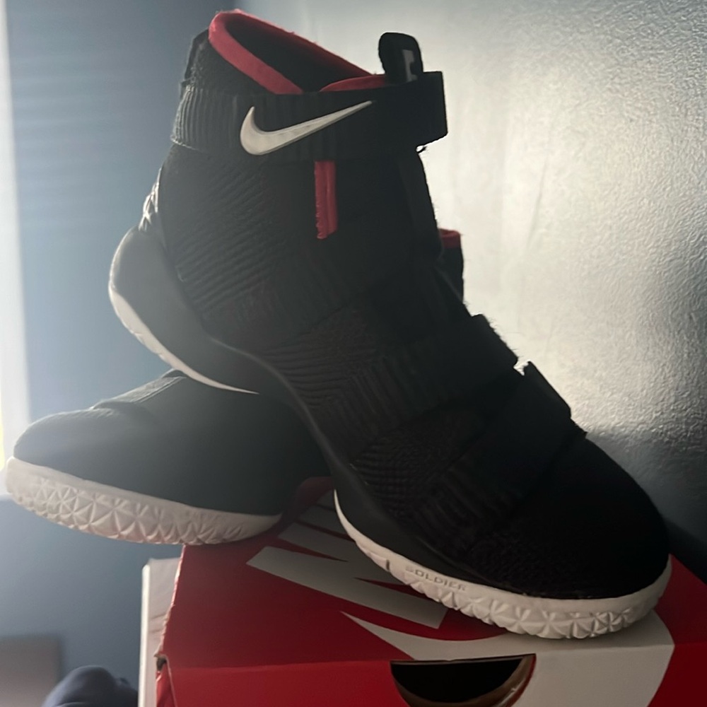 Kids Nike Lebron Soldier Size 13.5